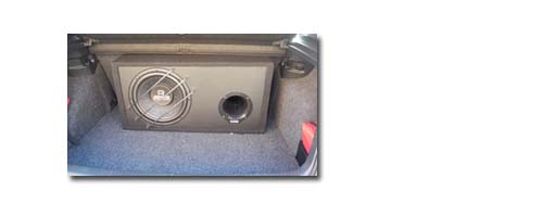 Der Kofferraum mit normaler Bassbox (Foto)